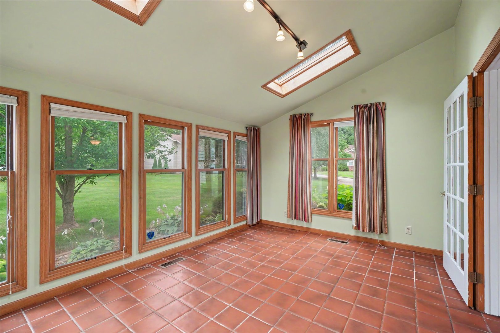 702 Cambridge Drive Property Photo 17