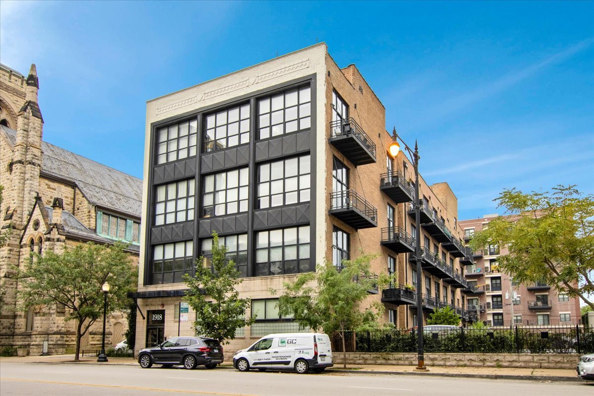 1918 S Michigan Avenue 207 Property Photo 2