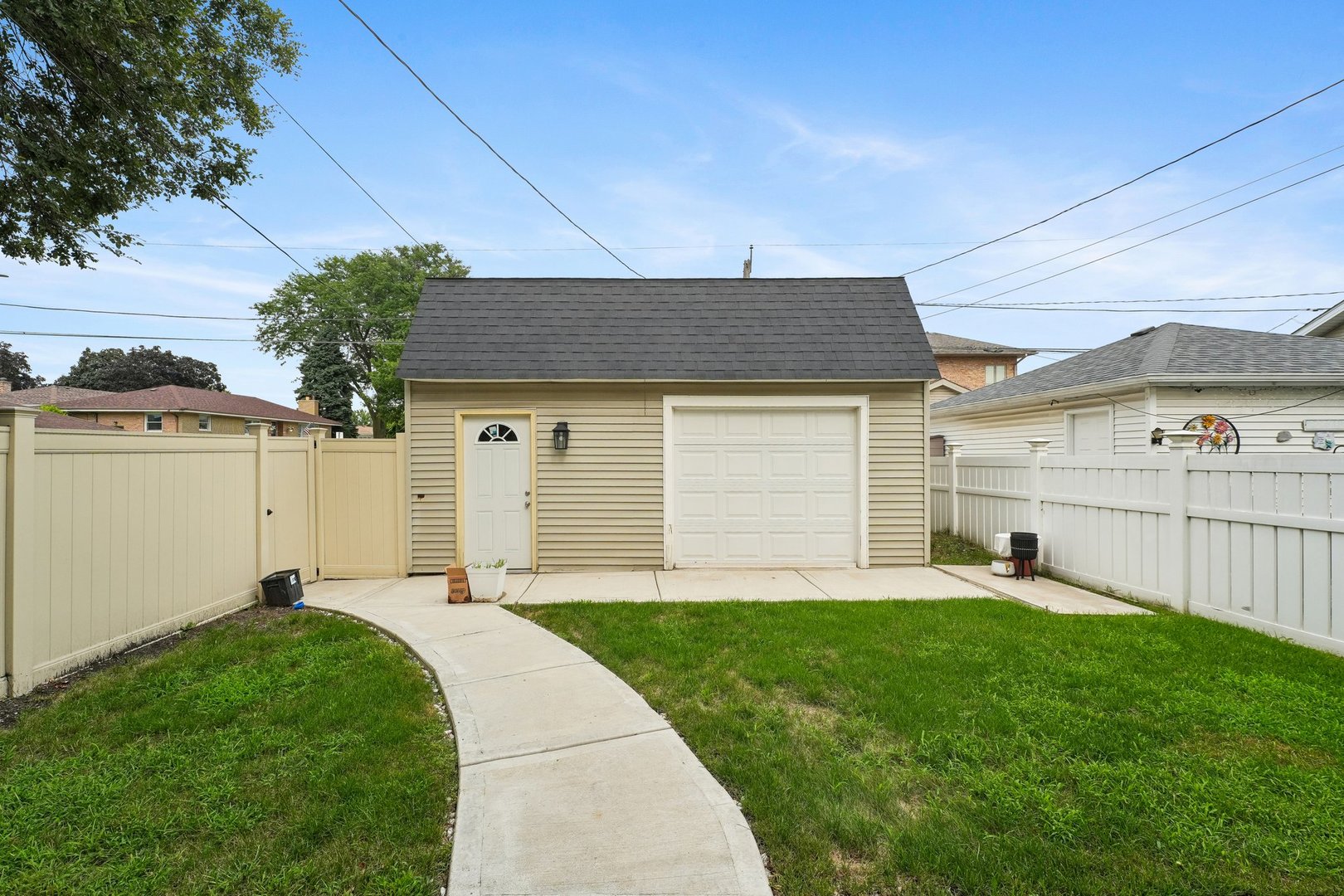 5601 S Sayre Avenue Property Photo 3