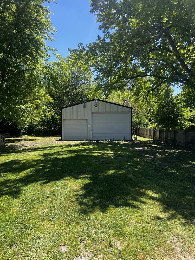 207 E North Street Property Photo 3