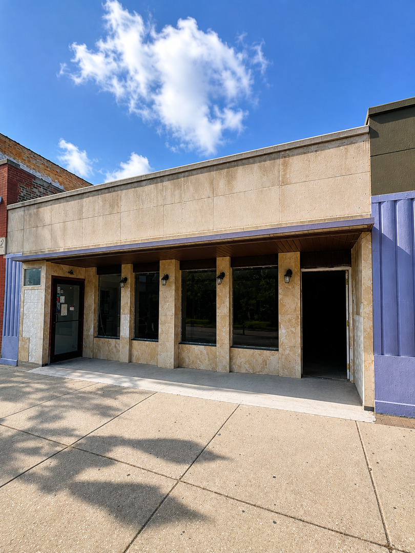 2114 W Devon Avenue Property Photo 1
