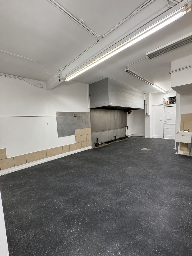 2114 W Devon Avenue Property Photo 6