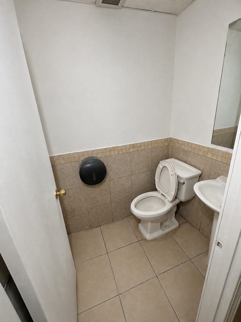 2114 W Devon Avenue Property Photo 7