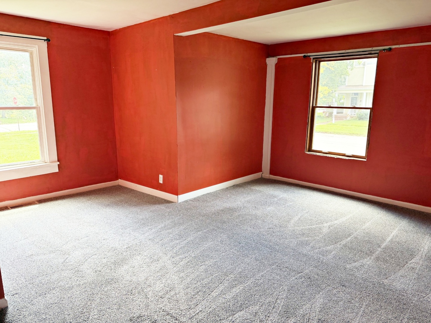 213 E 9th St Street Property Photo 8