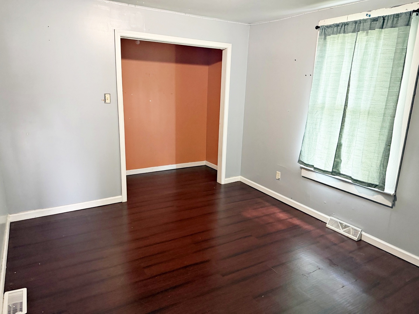 213 E 9th St Street Property Photo 9