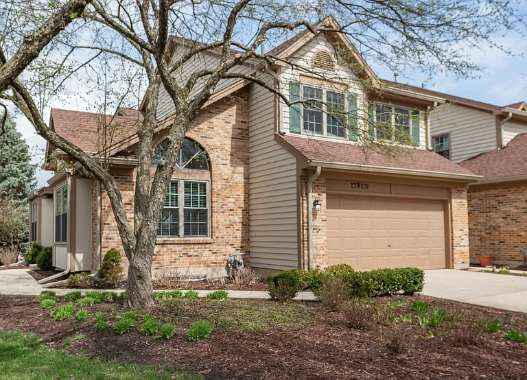 27W220 Chelsea Circle Property Photo 1
