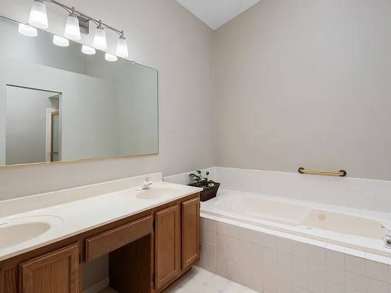 27w220 Chelsea Circle Property Photo 16