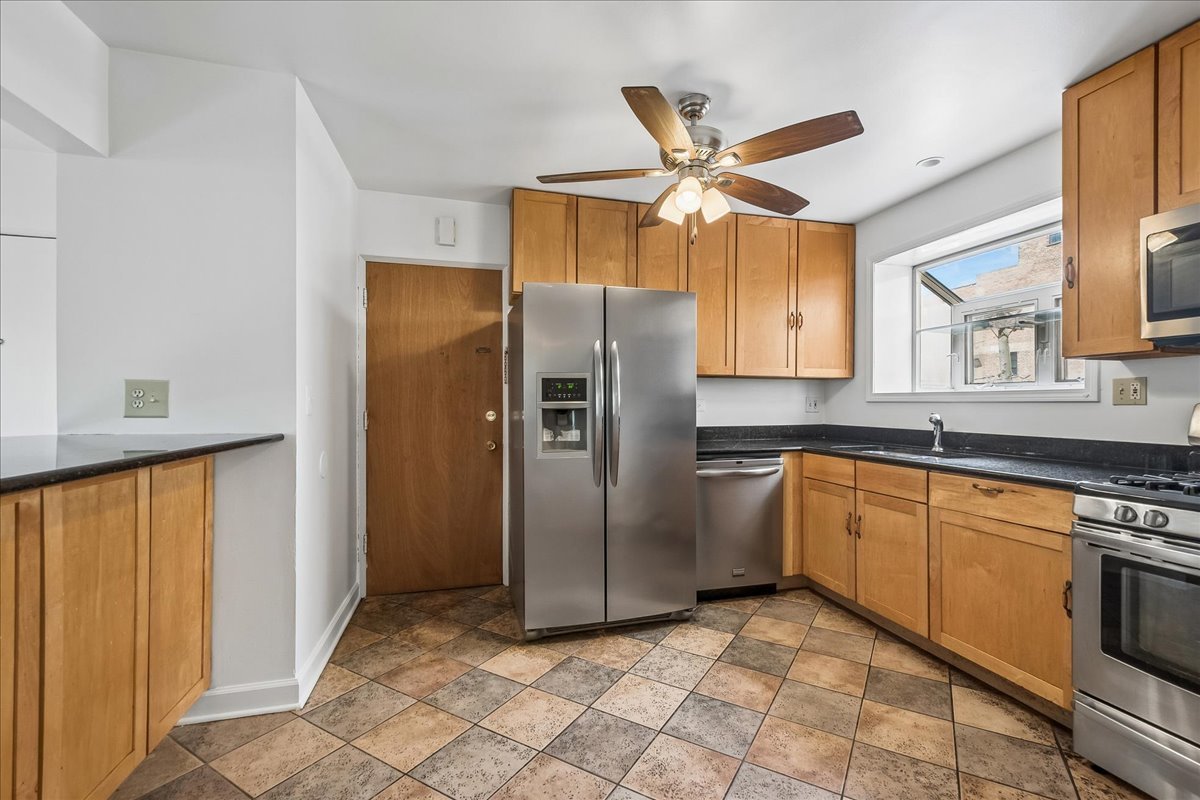 7536 N Ridge Boulevard 3e Property Photo 7