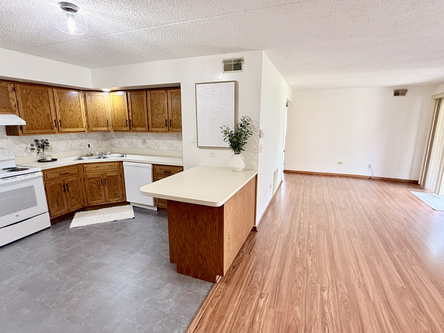 103 Caterpillar Drive 1c Property Photo 5