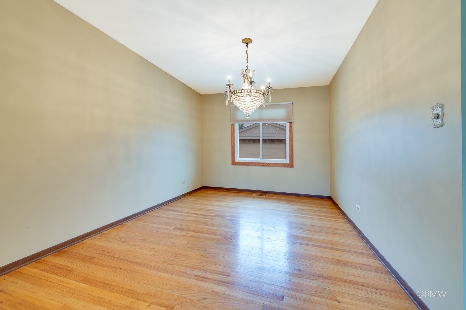607 W Montrose Avenue Property Photo 9