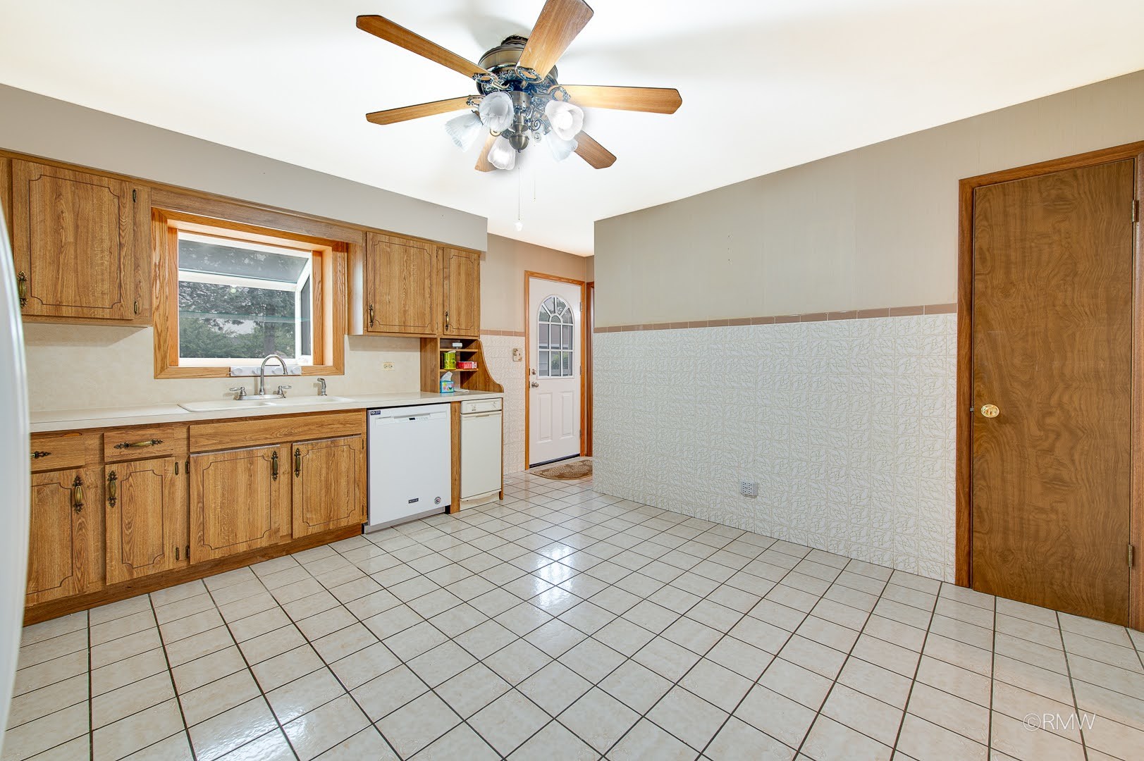 607 W Montrose Avenue Property Photo 11