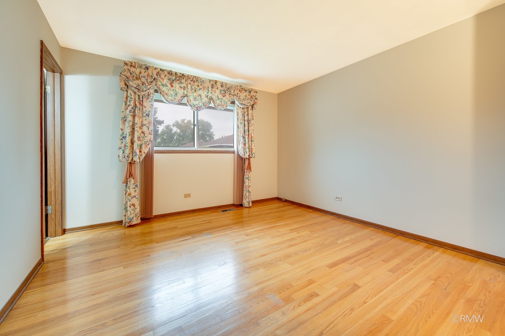 607 W Montrose Avenue Property Photo 16