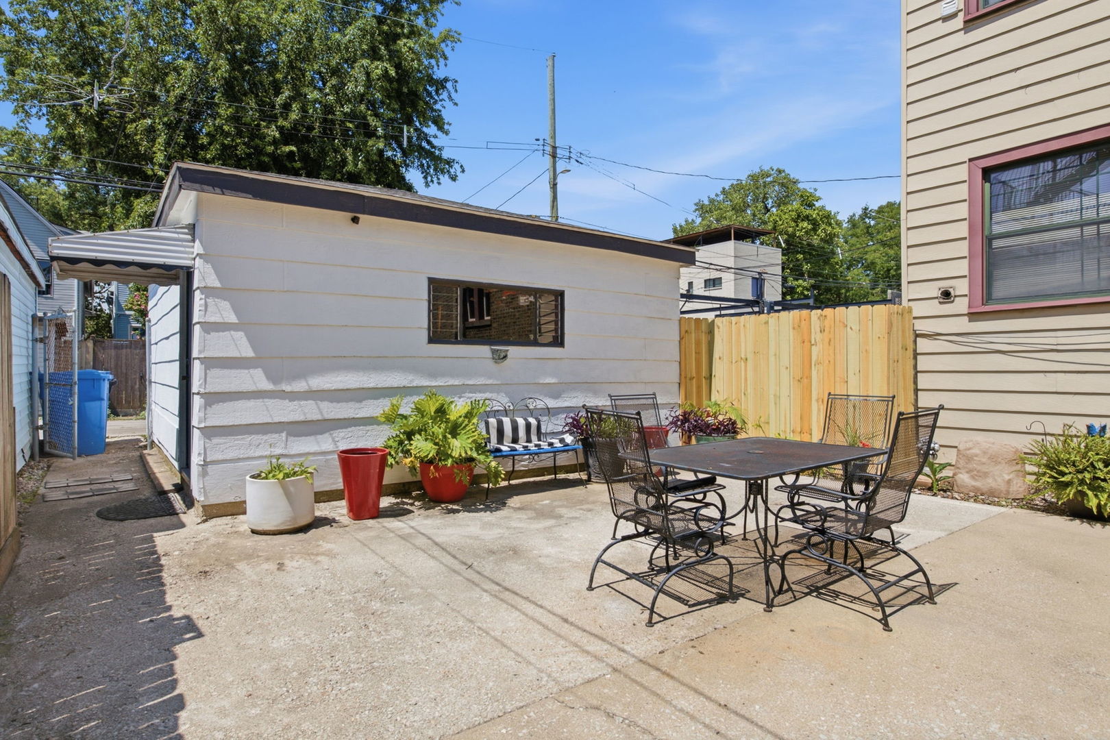 2444 N Western Avenue Property Photo 4