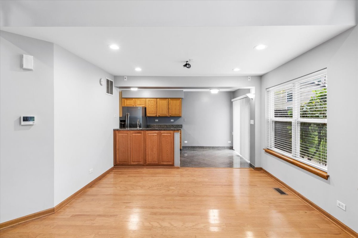 1404 E Baronet Lane Property Photo 4