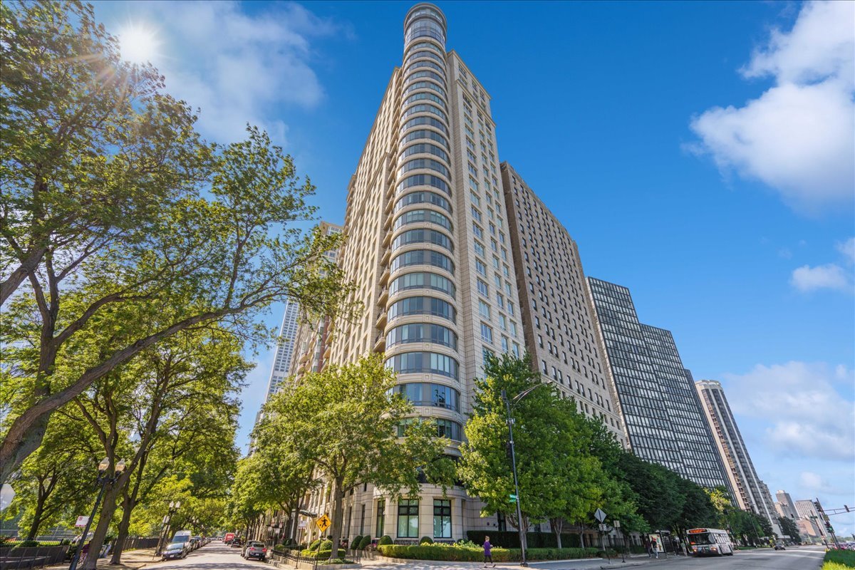 840 N Lake Shore Drive 1803 Property Photo 1