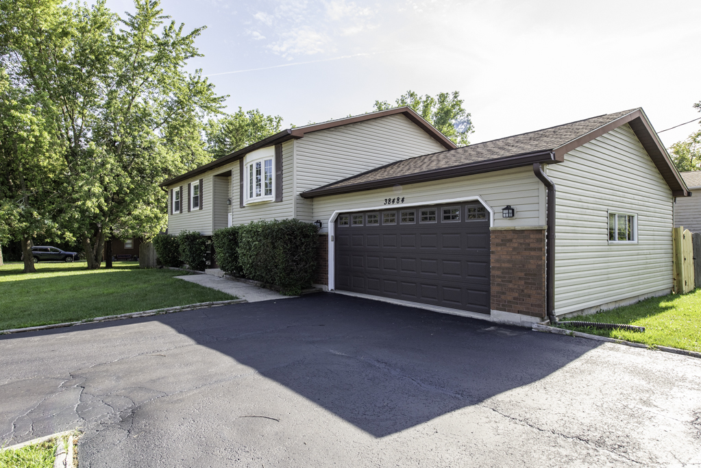 38484 N North Shore Avenue Property Photo 2