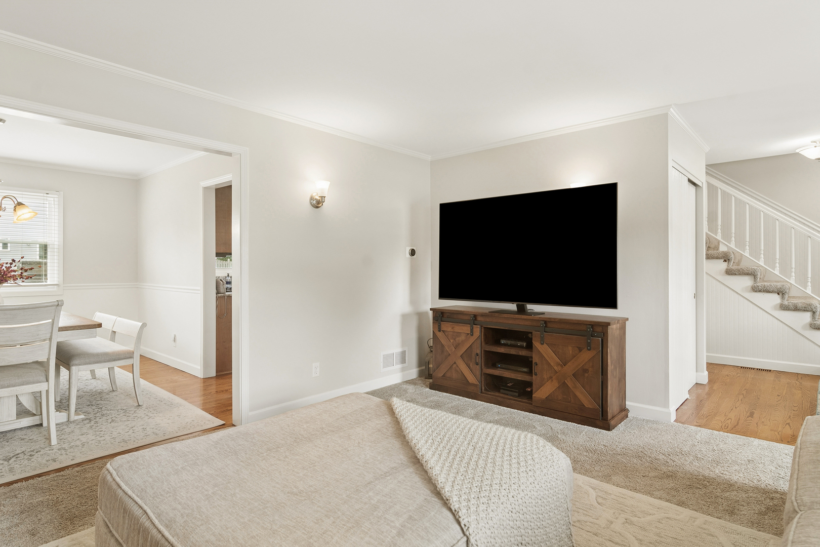 988 Newbury Drive Property Photo 3