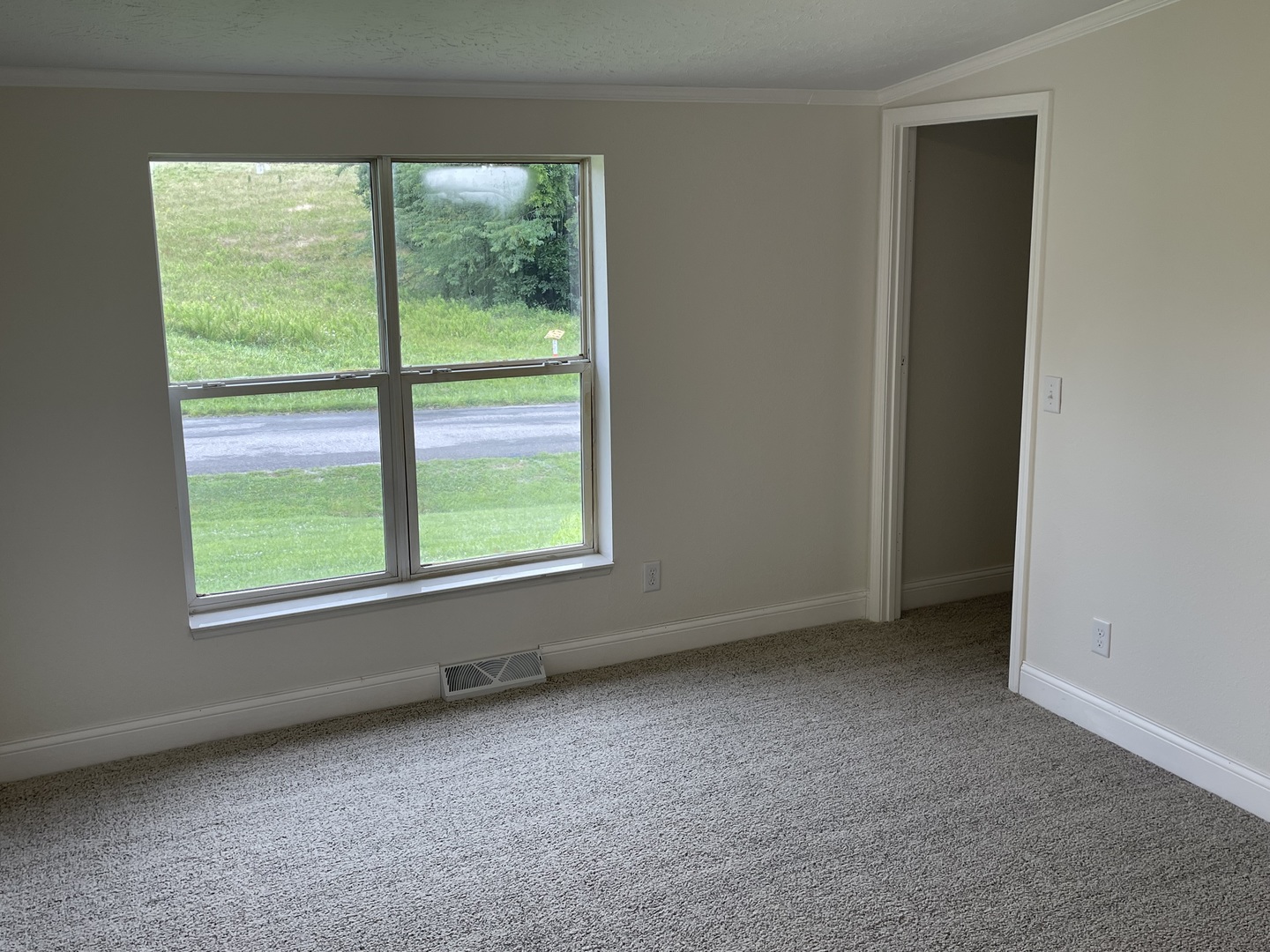290 Friendship Loop Property Photo 6