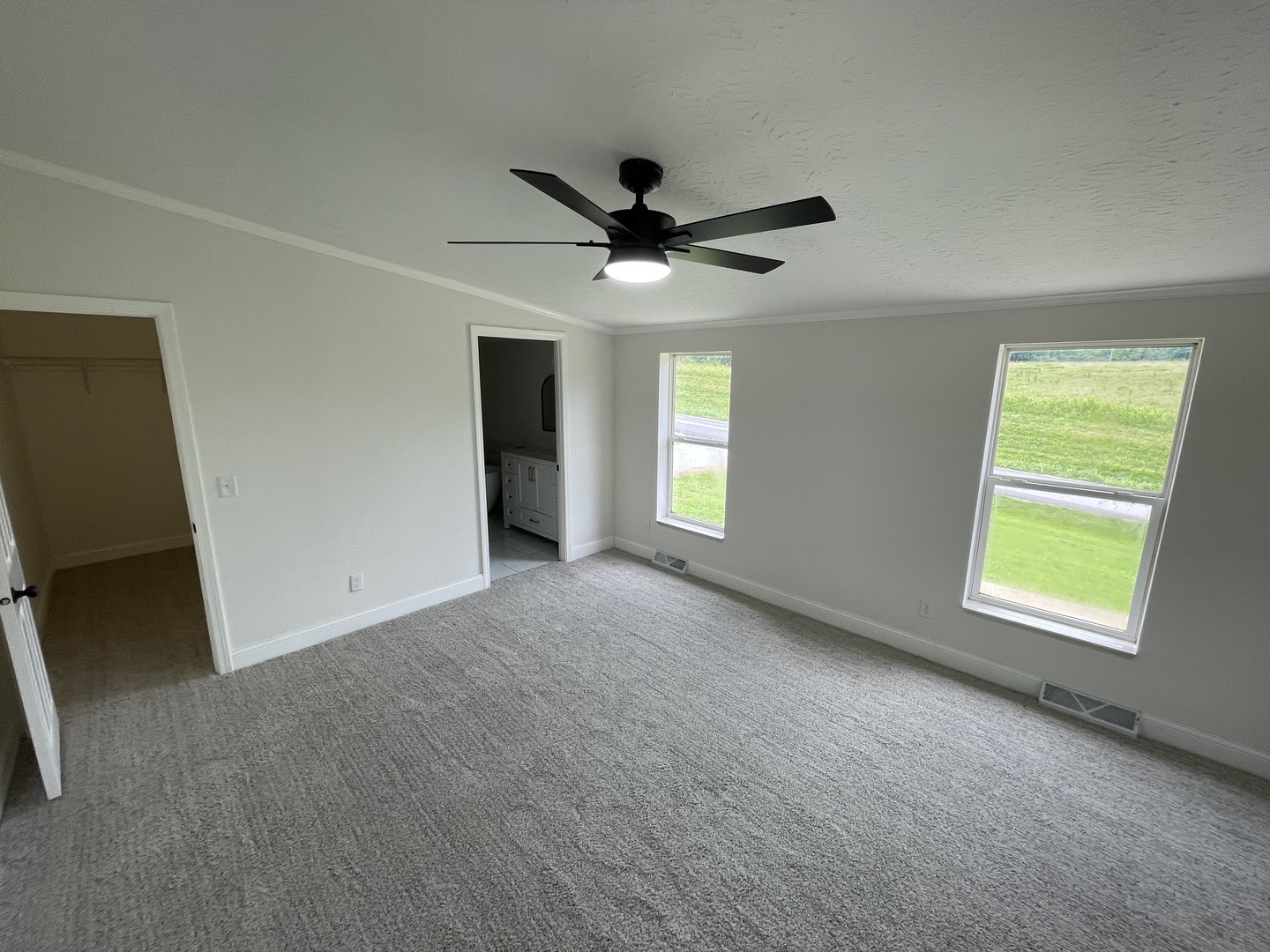 290 Friendship Loop Property Photo 14