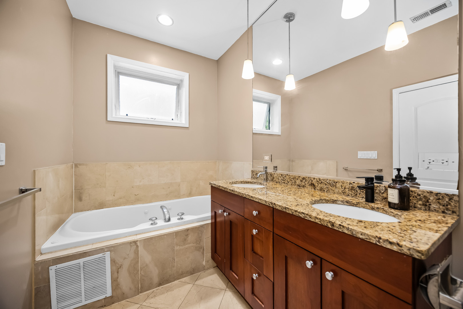 3565 S King Drive 1 Property Photo 16
