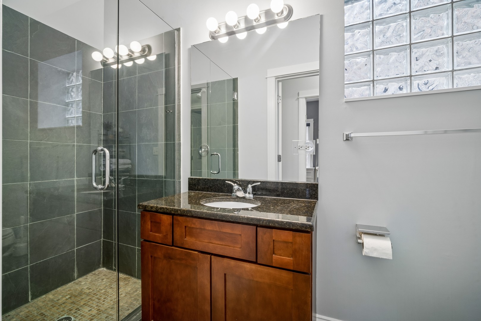 2833 W Lyndale Street 2 Property Photo 15