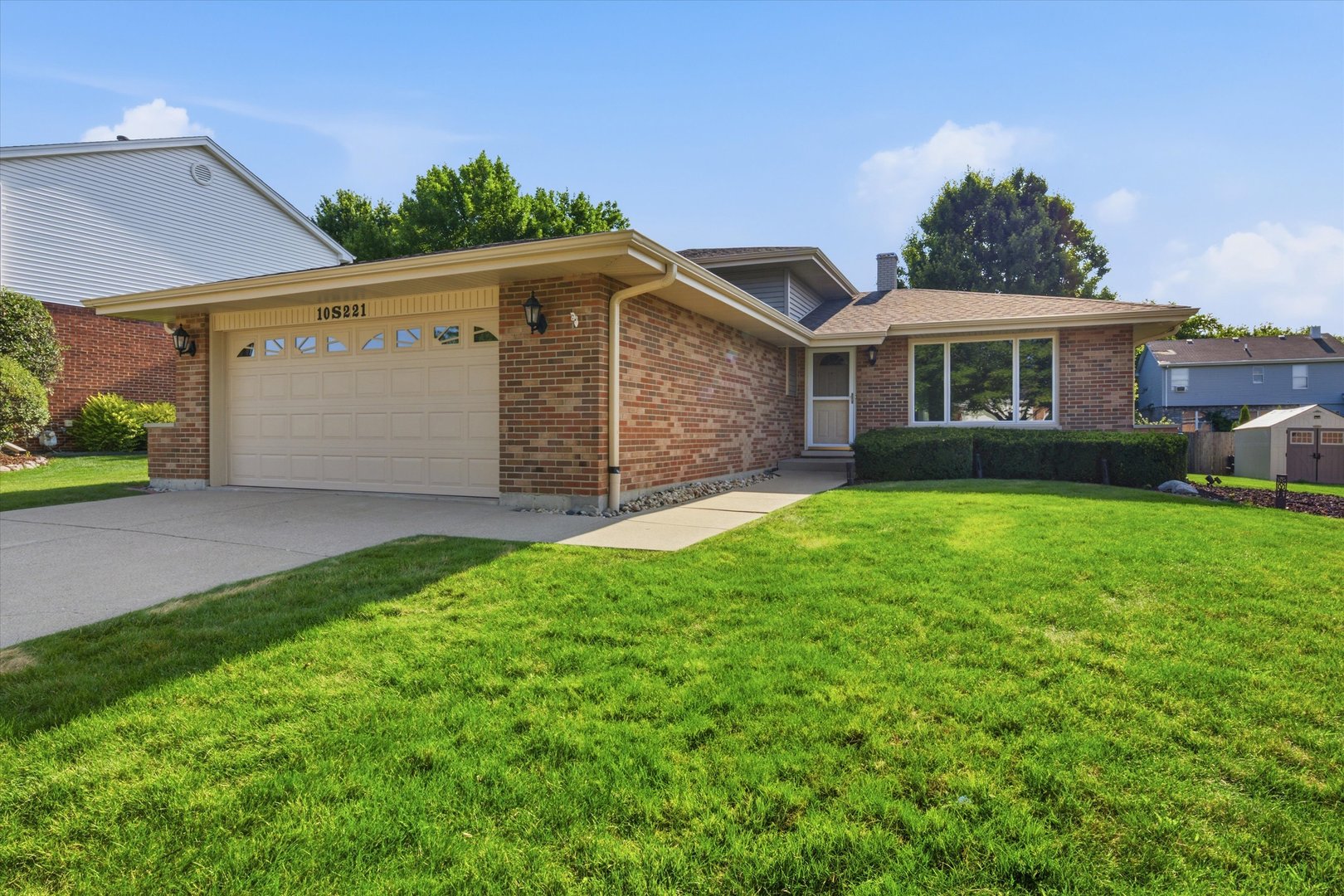 10s221 Suffield Drive Property Photo 1