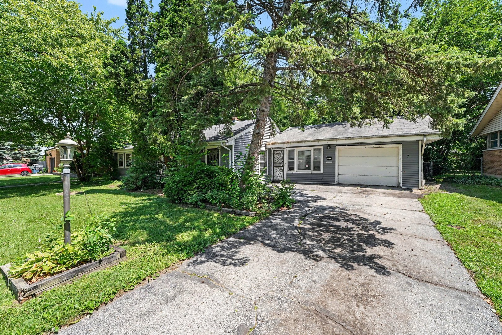 14827 State Street Property Photo 3
