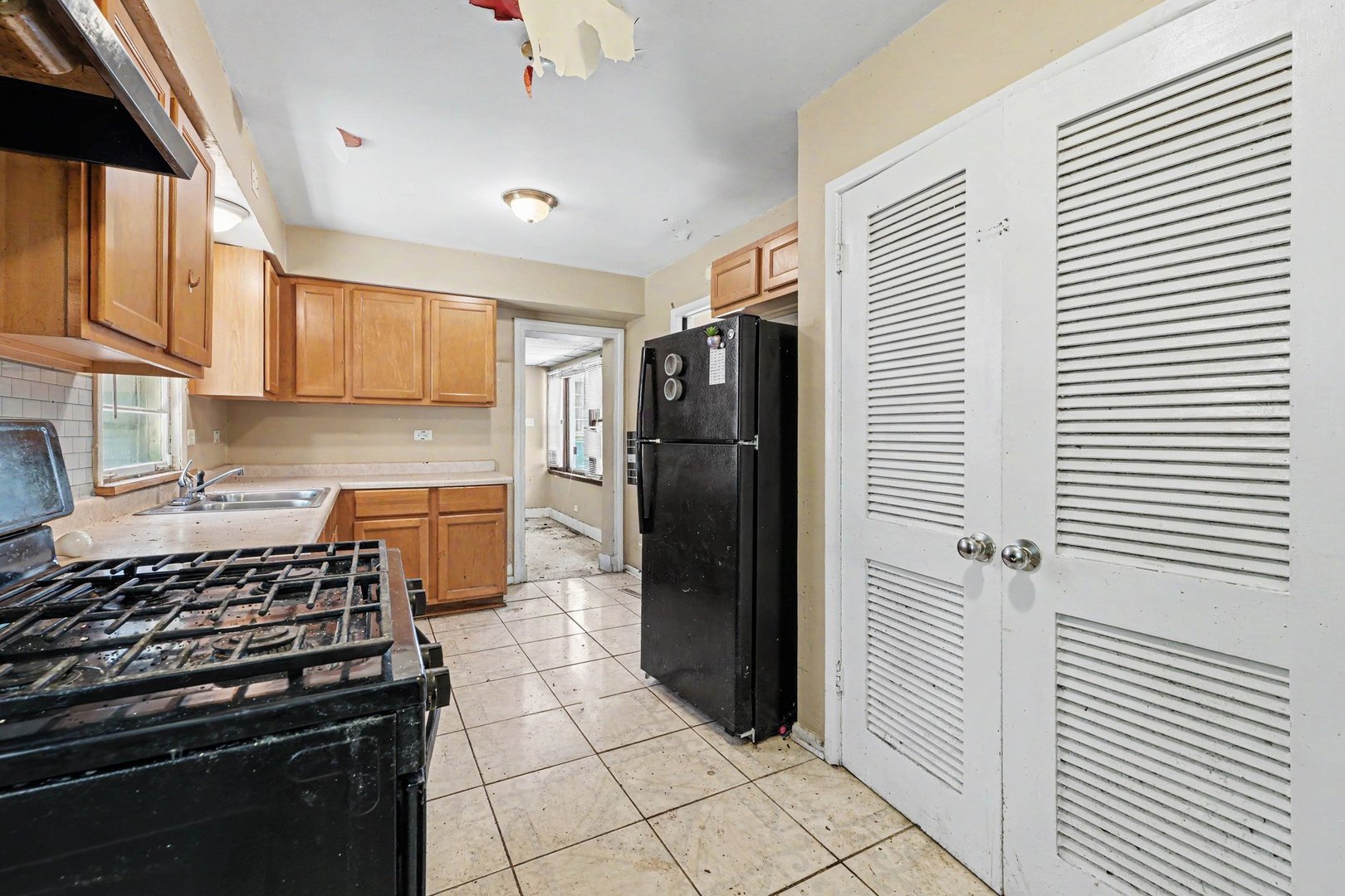 14827 State Street Property Photo 7