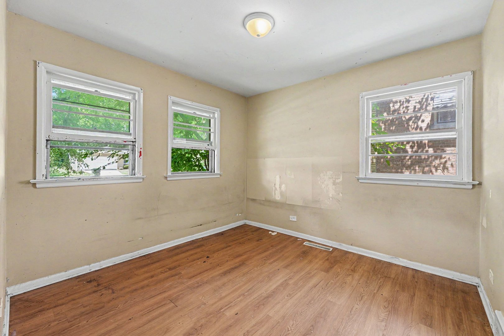 14827 State Street Property Photo 9