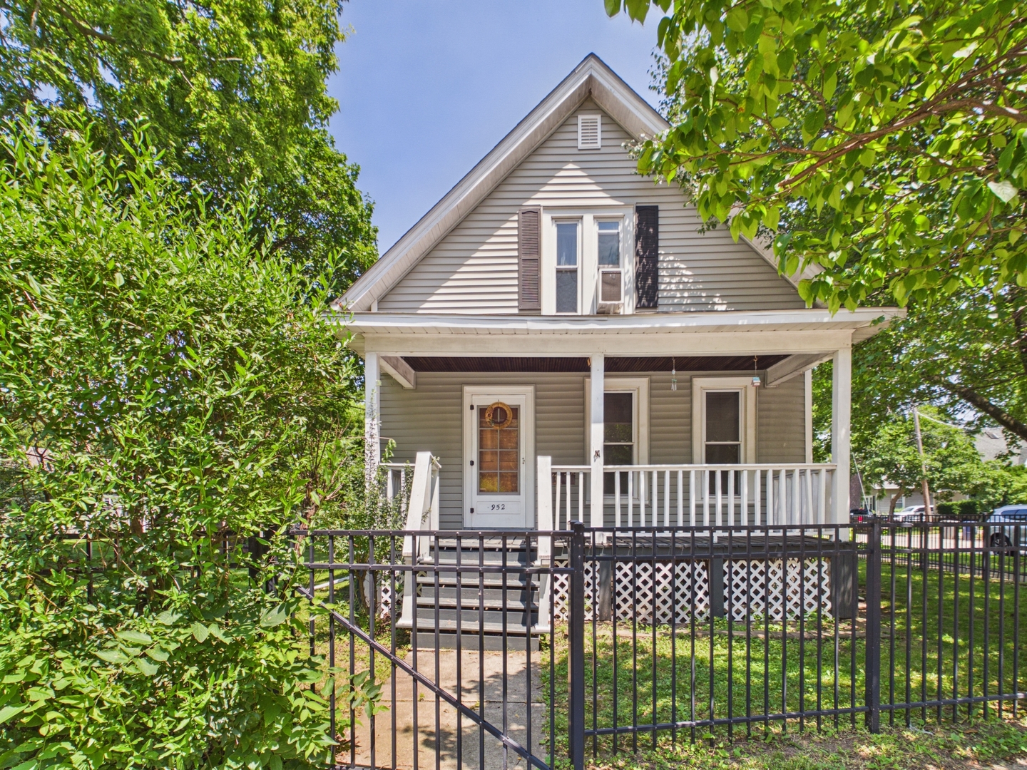 952 Larkin Avenue Property Photo 1