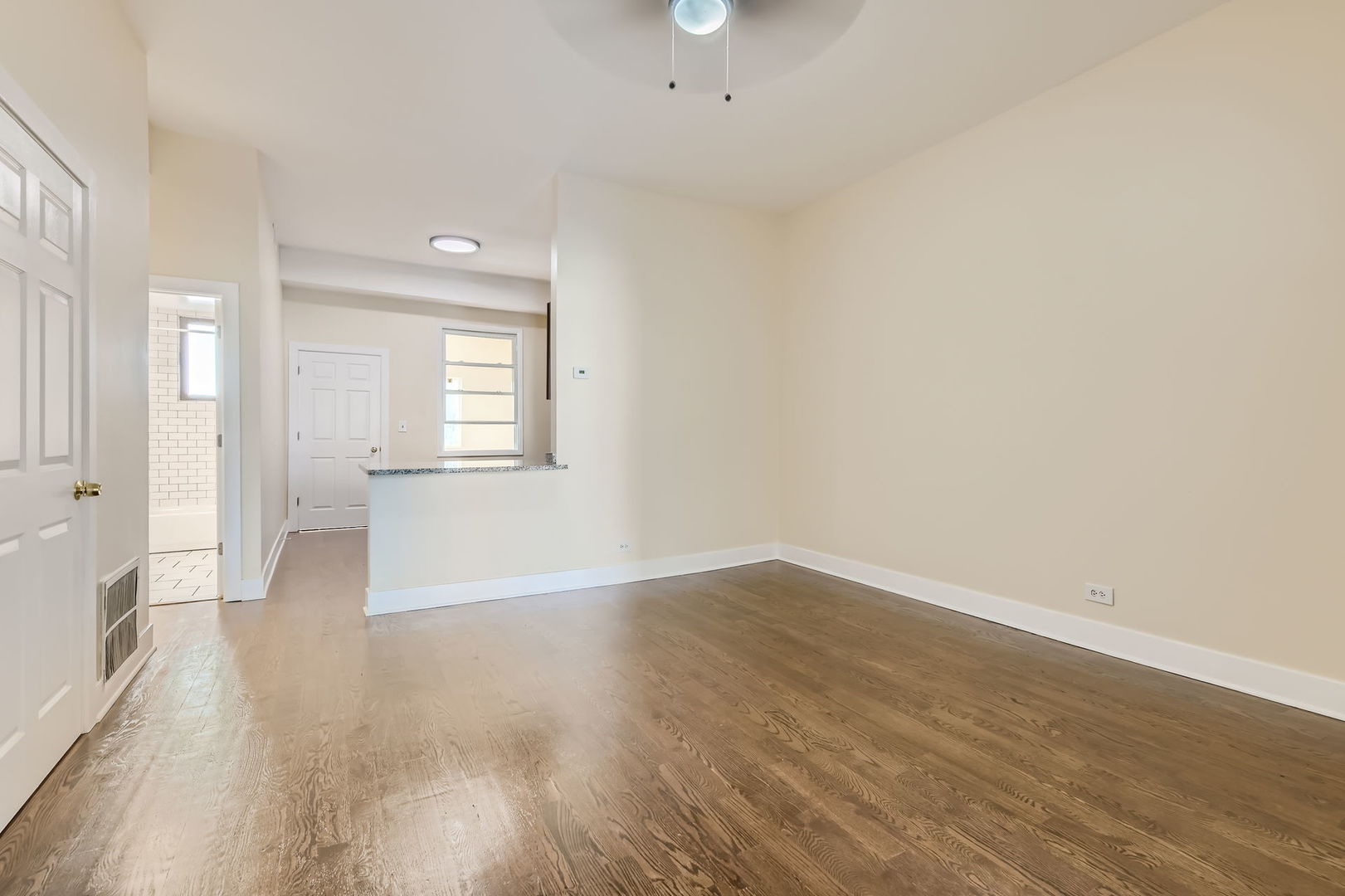 7048 N Clark Street 2flr Property Photo 2