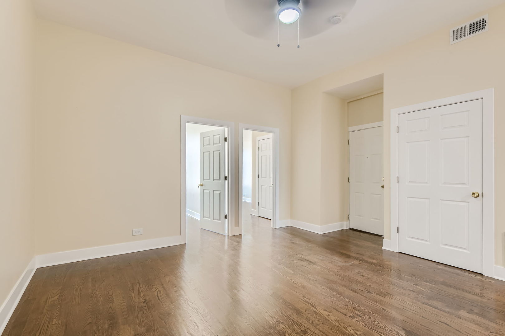 7048 N Clark Street 2flr Property Photo 3