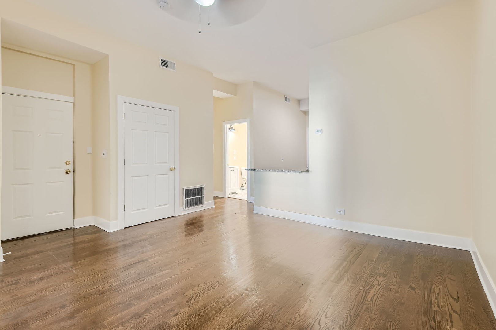 7048 N Clark Street 2flr Property Photo 4