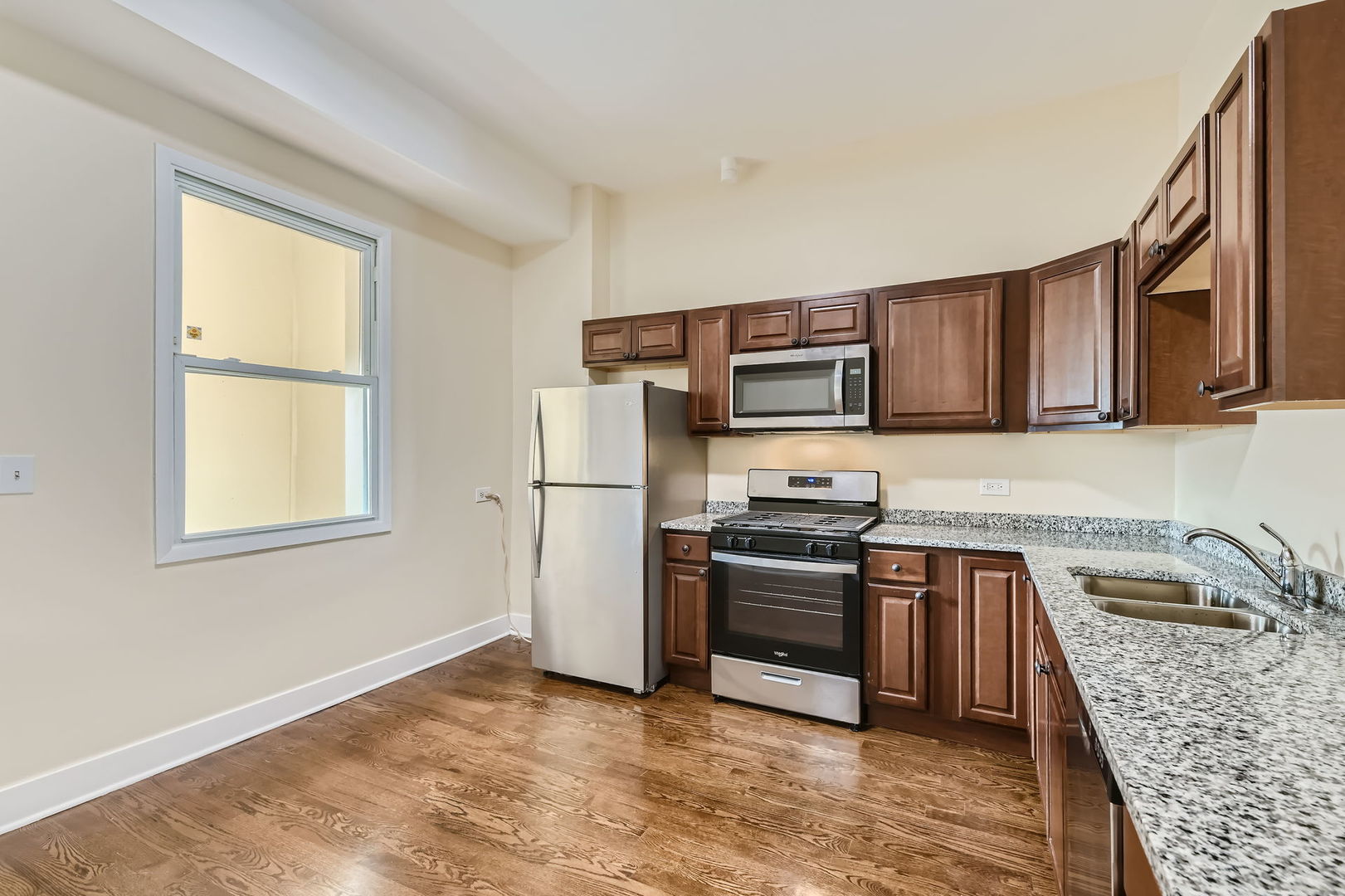 7048 N Clark Street 2flr Property Photo 5