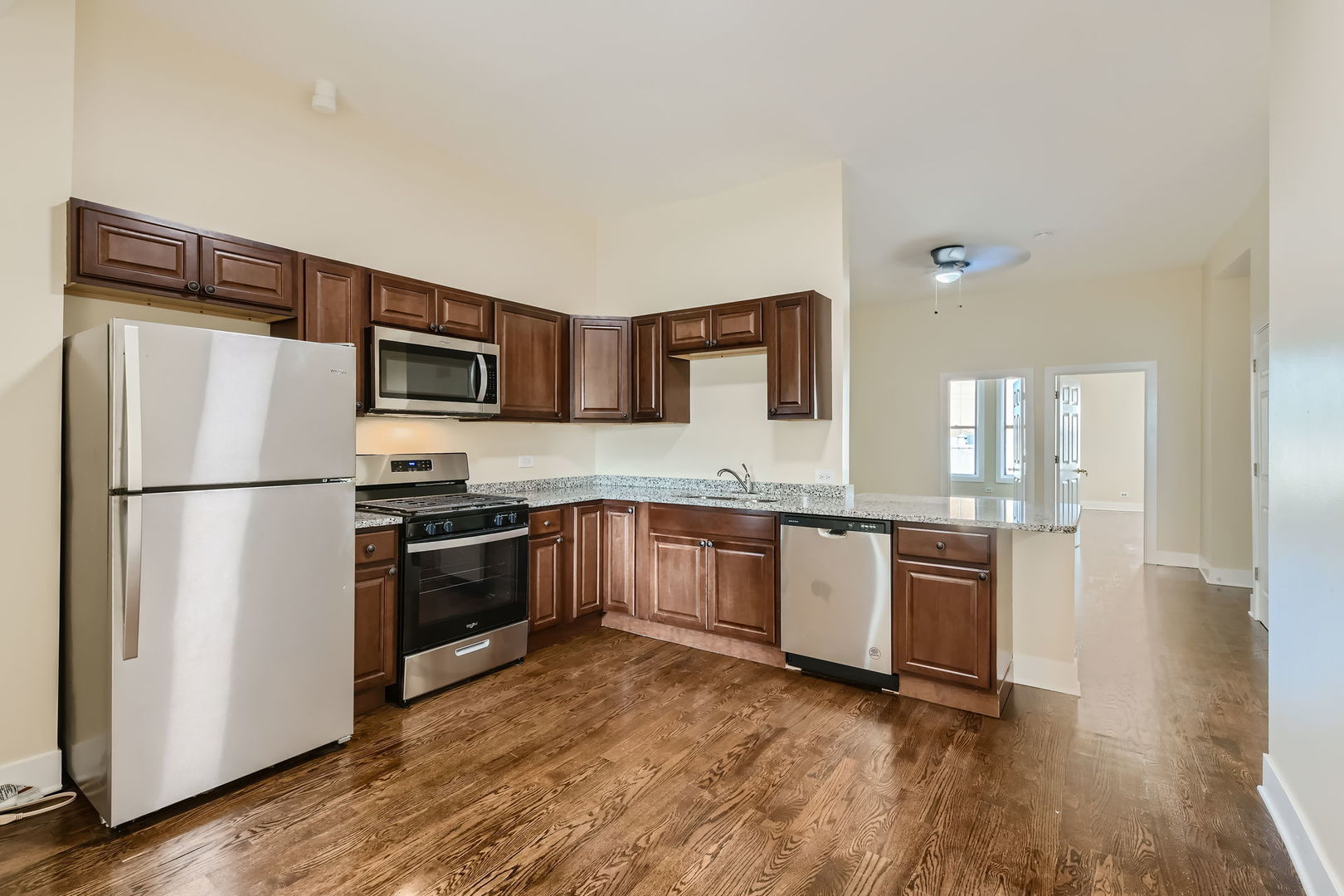 7048 N Clark Street 2flr Property Photo 6