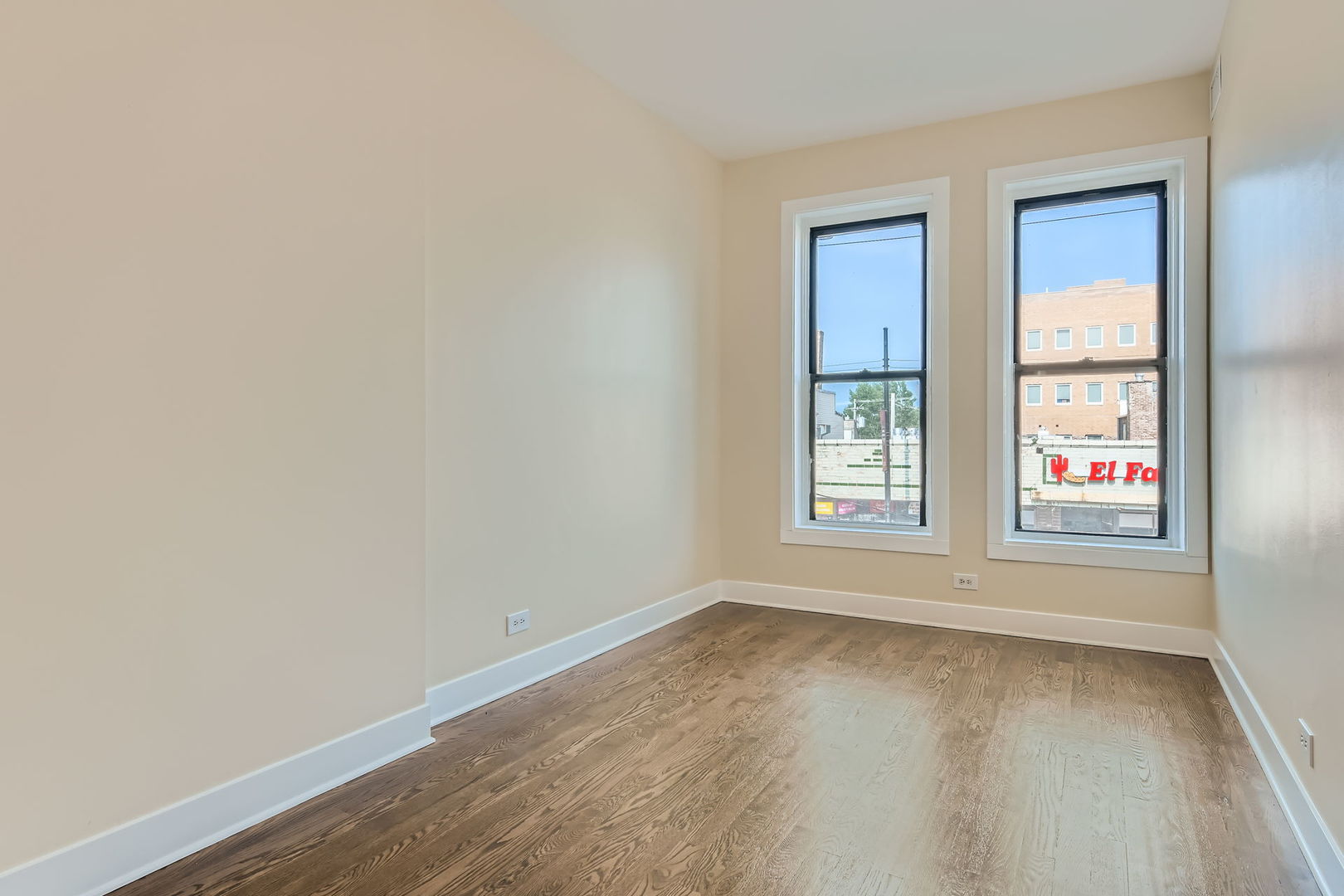 7048 N Clark Street 2flr Property Photo 7