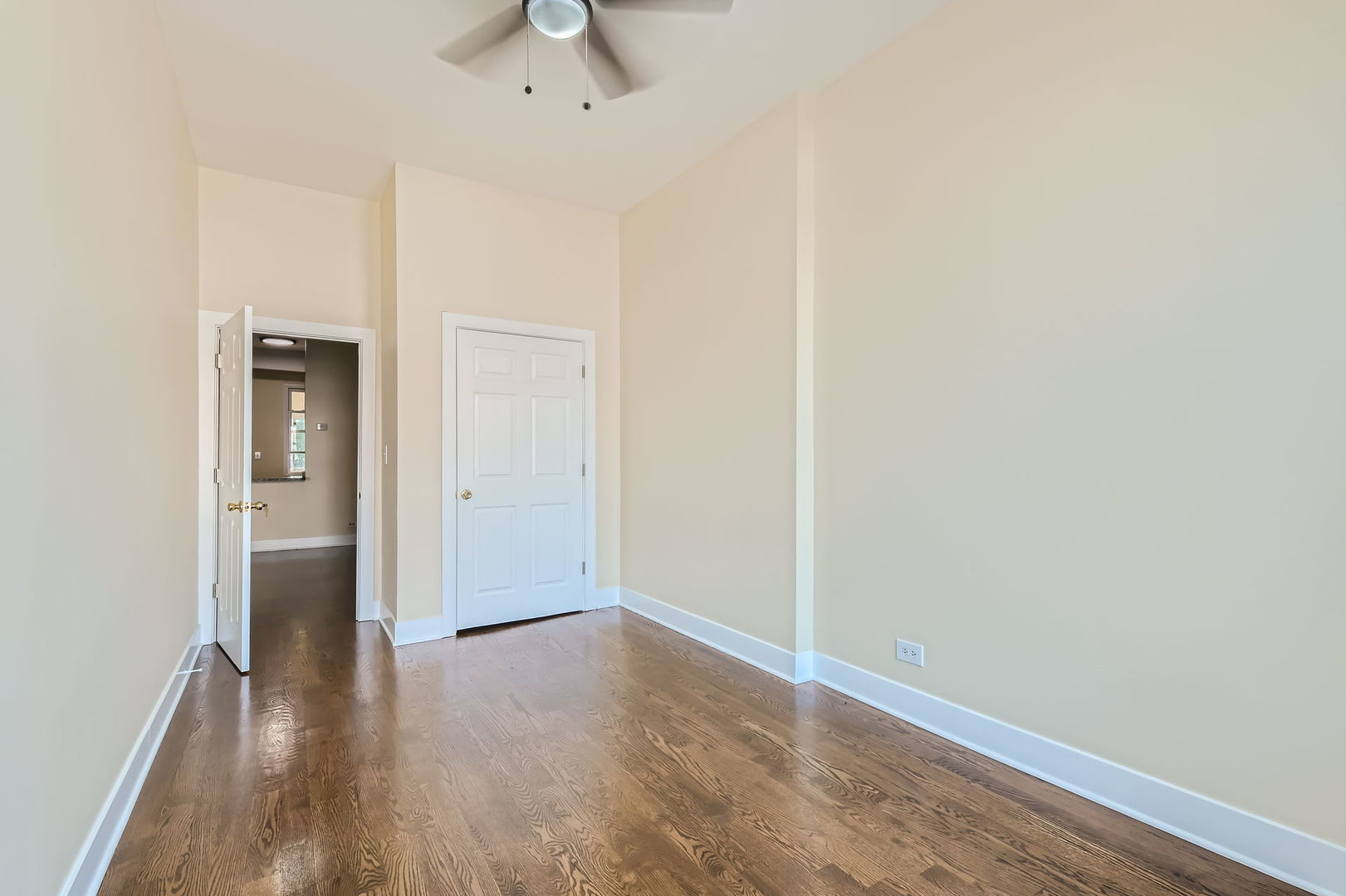 7048 N Clark Street 2flr Property Photo 8