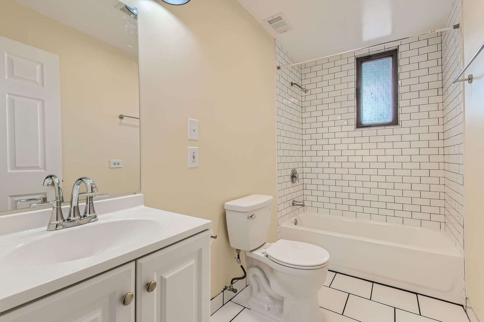 7048 N Clark Street 2flr Property Photo 9