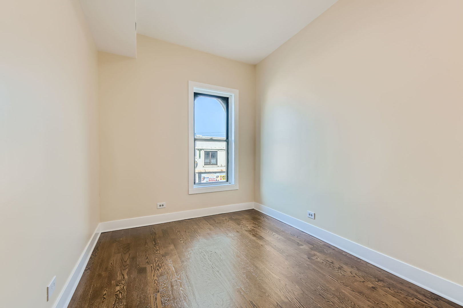 7048 N Clark Street 2flr Property Photo 10