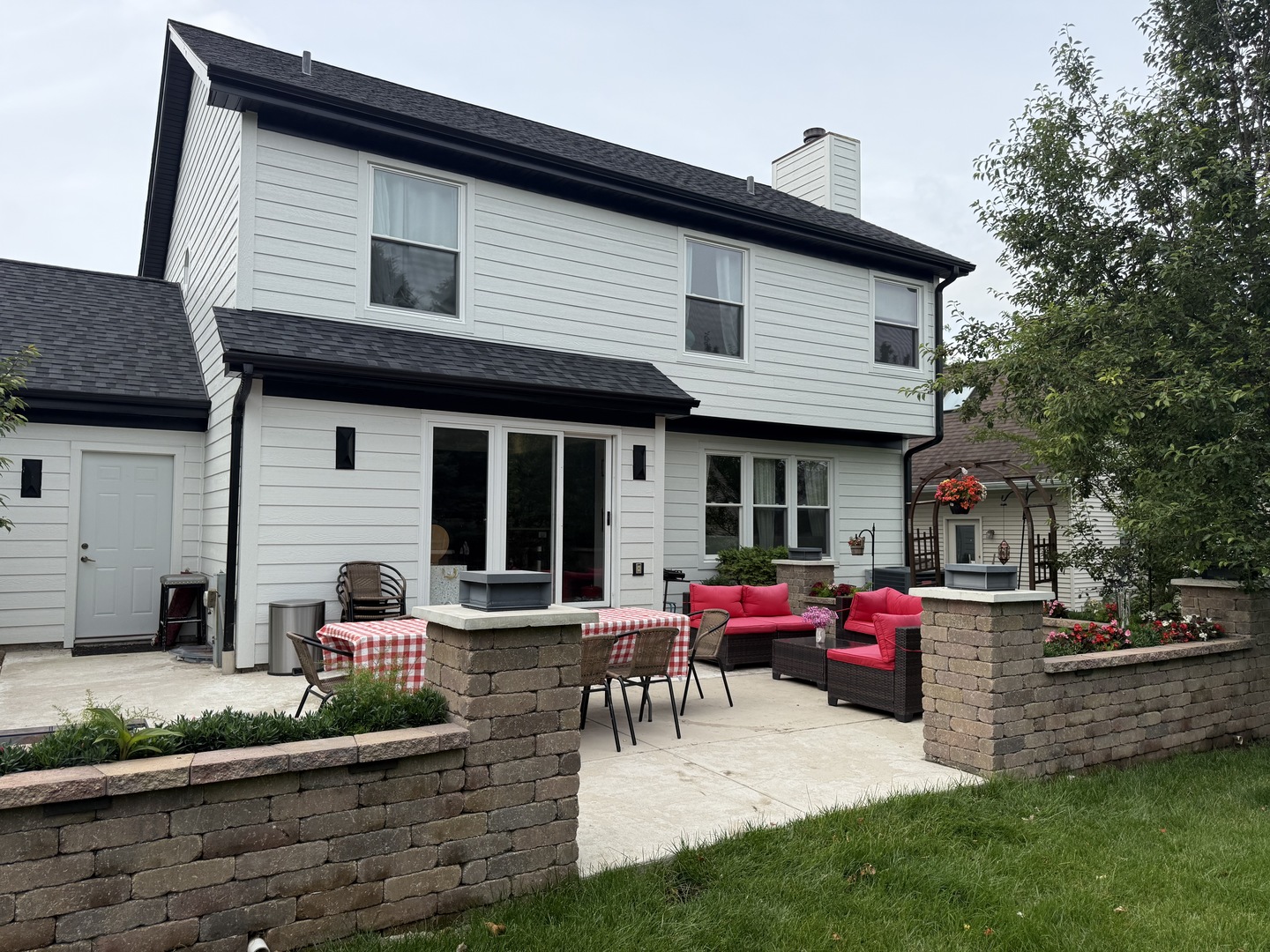 1127 Yorkshire Drive Property Photo 2