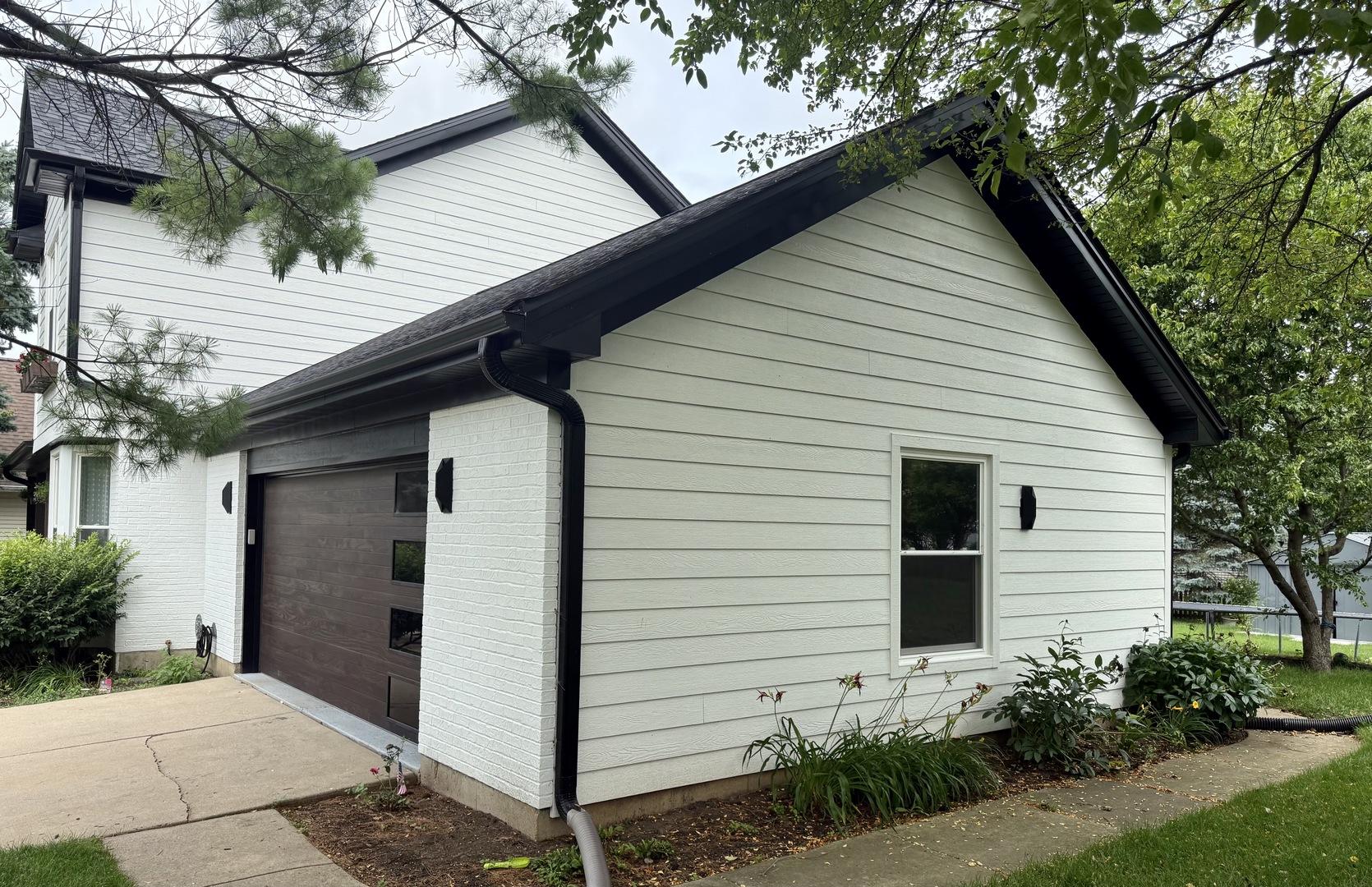 1127 Yorkshire Drive Property Photo 3