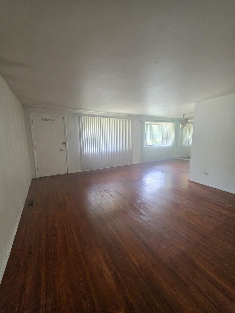 821 E 10th Place Property Photo 2
