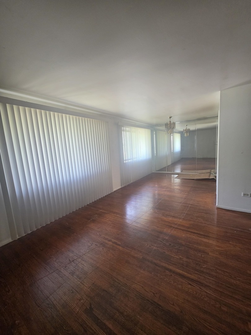 821 E 10th Place Property Photo 3