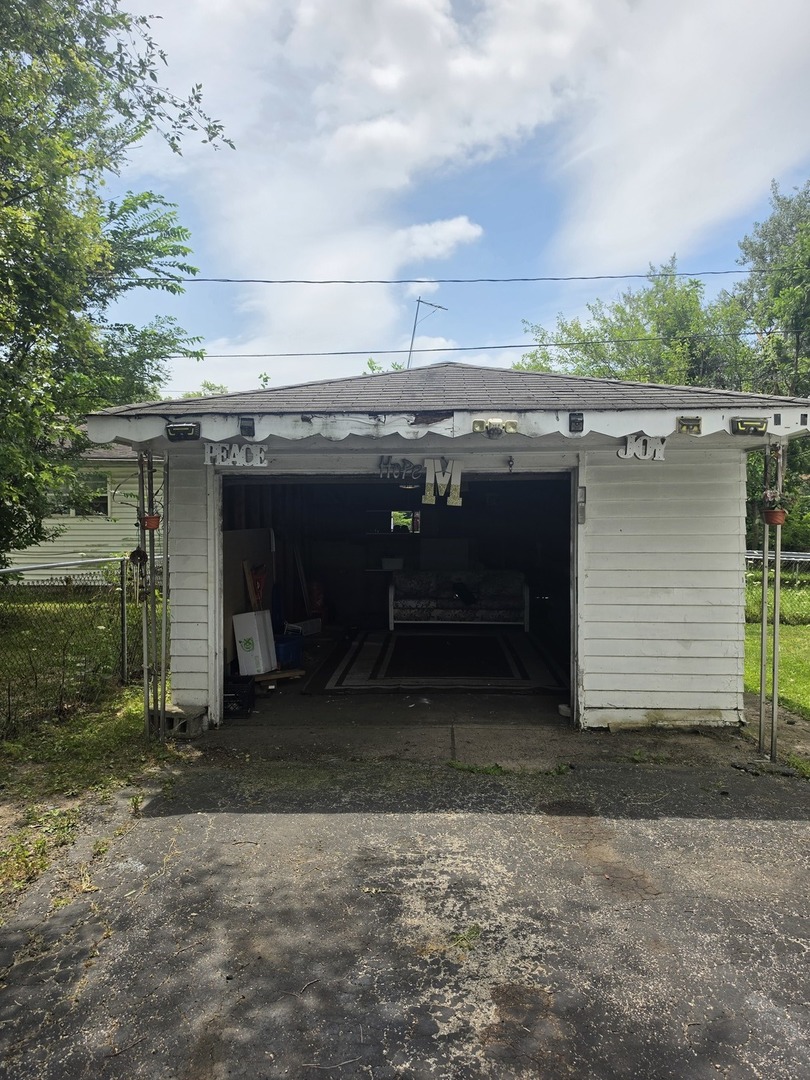 821 E 10th Place Property Photo 12