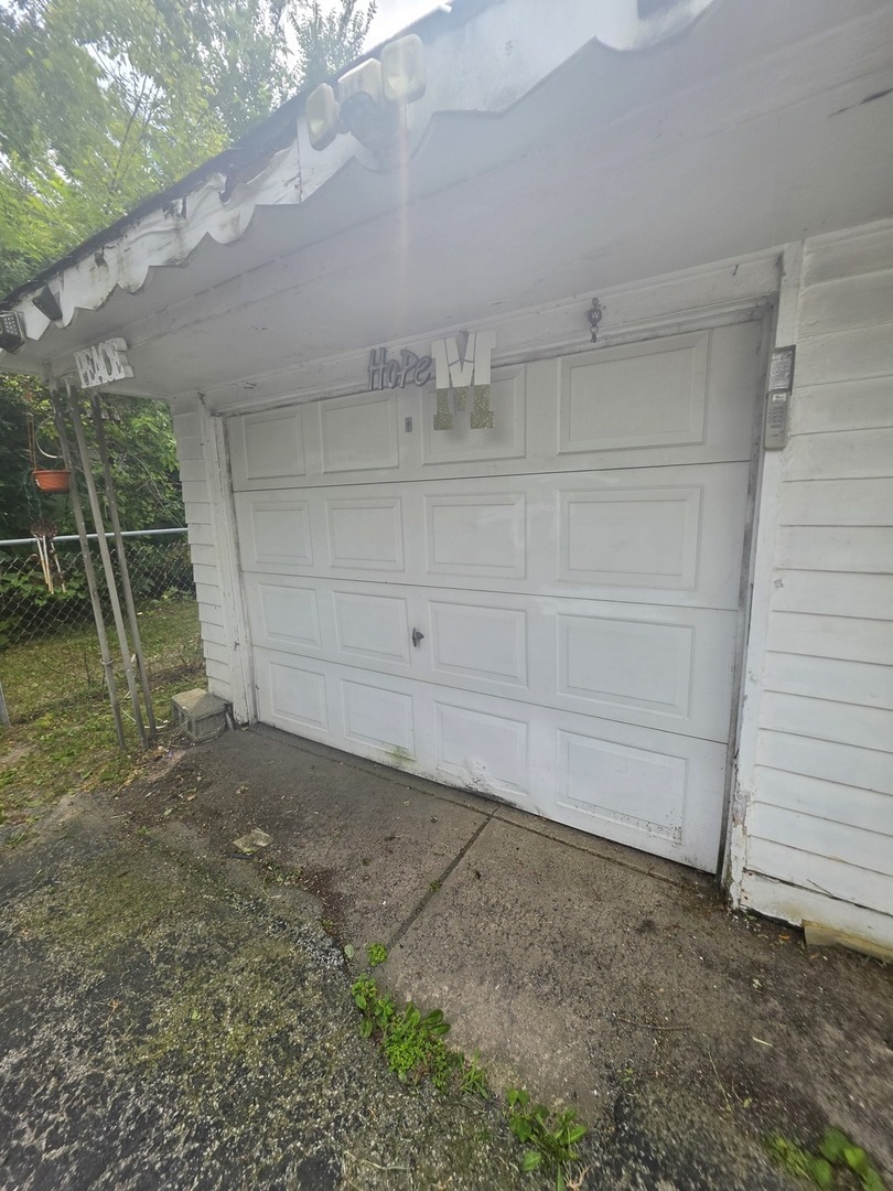 821 E 10th Place Property Photo 14