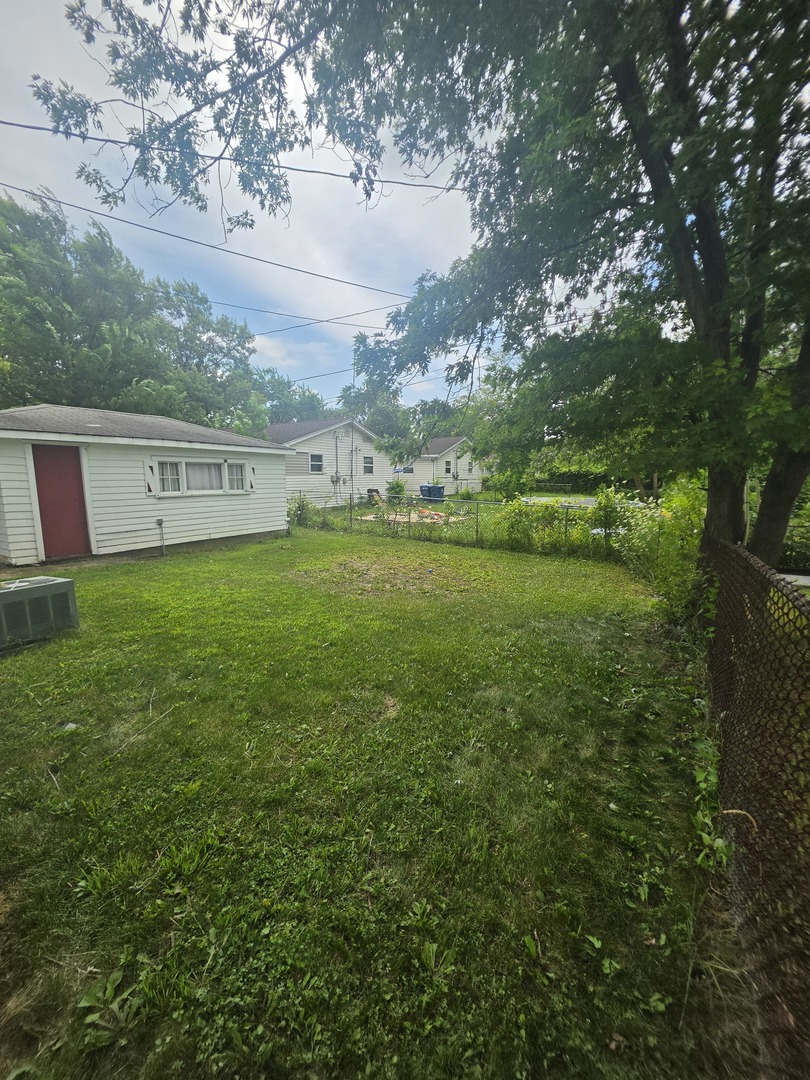 821 E 10th Place Property Photo 15