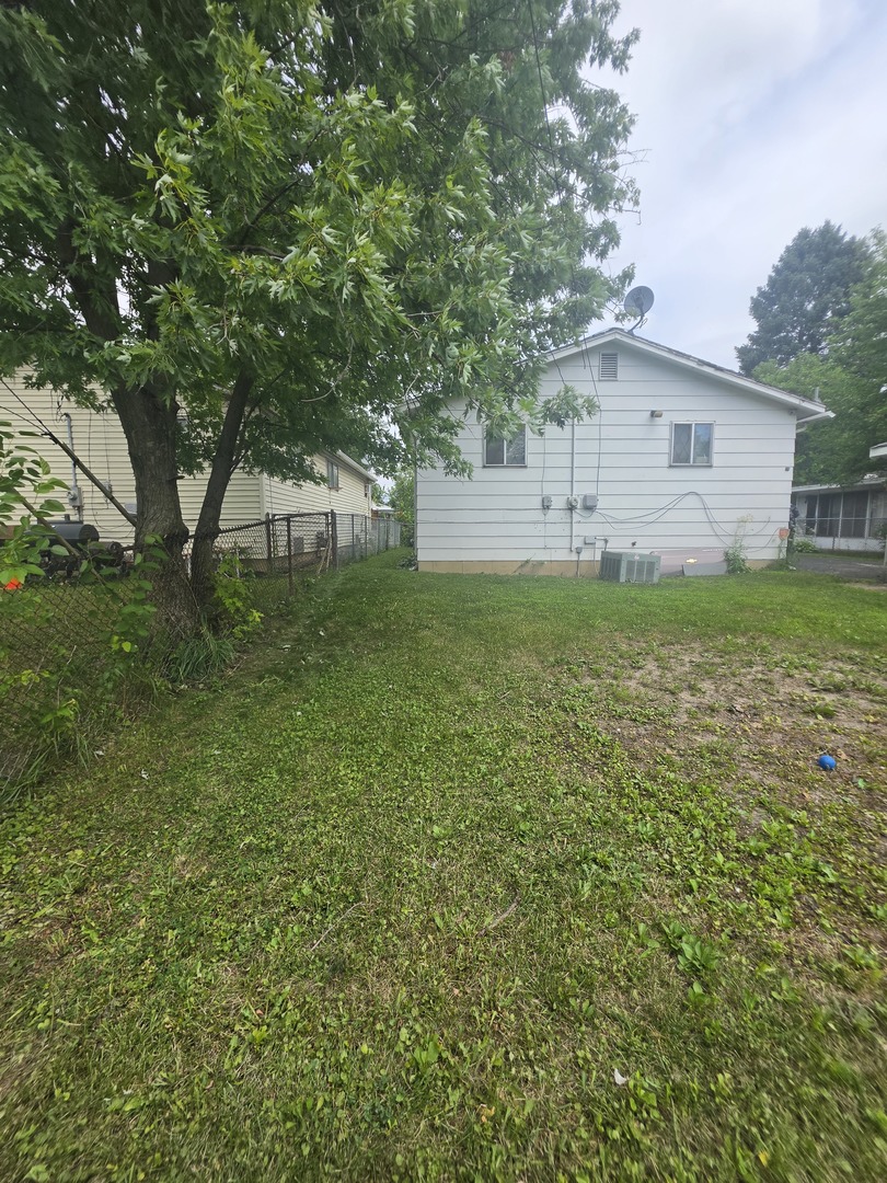 821 E 10th Place Property Photo 16