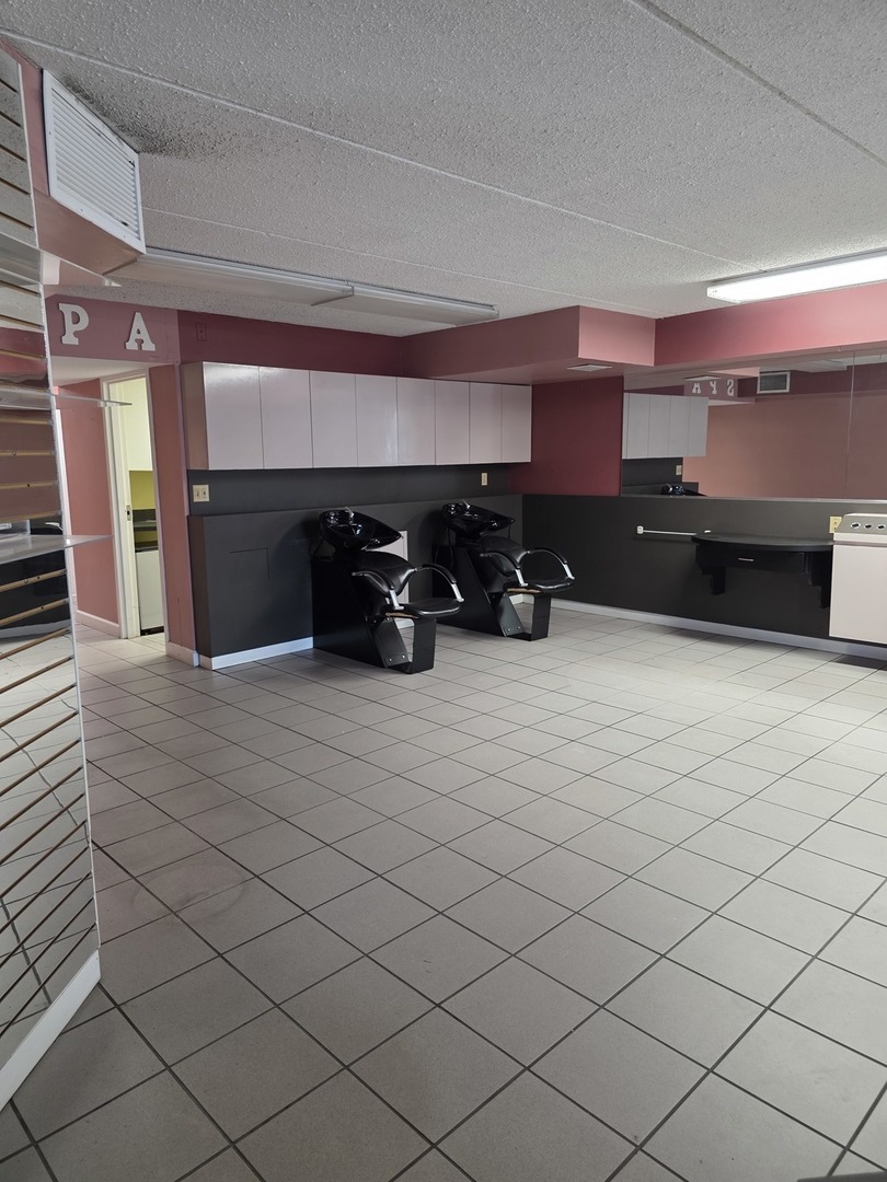 5441 N East River Road Retail Property Photo 6