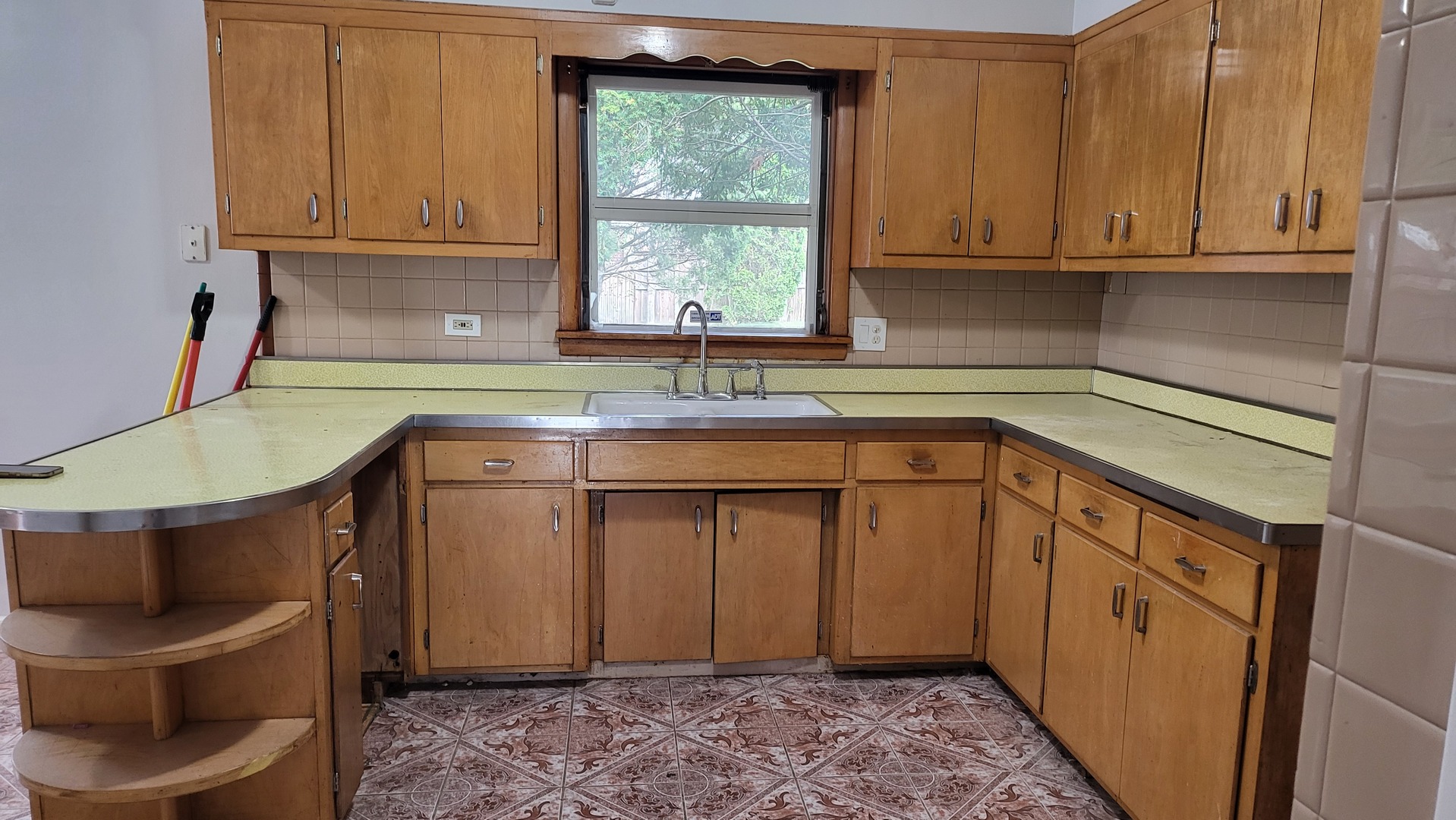 7023 S Bennett Avenue Property Photo 8
