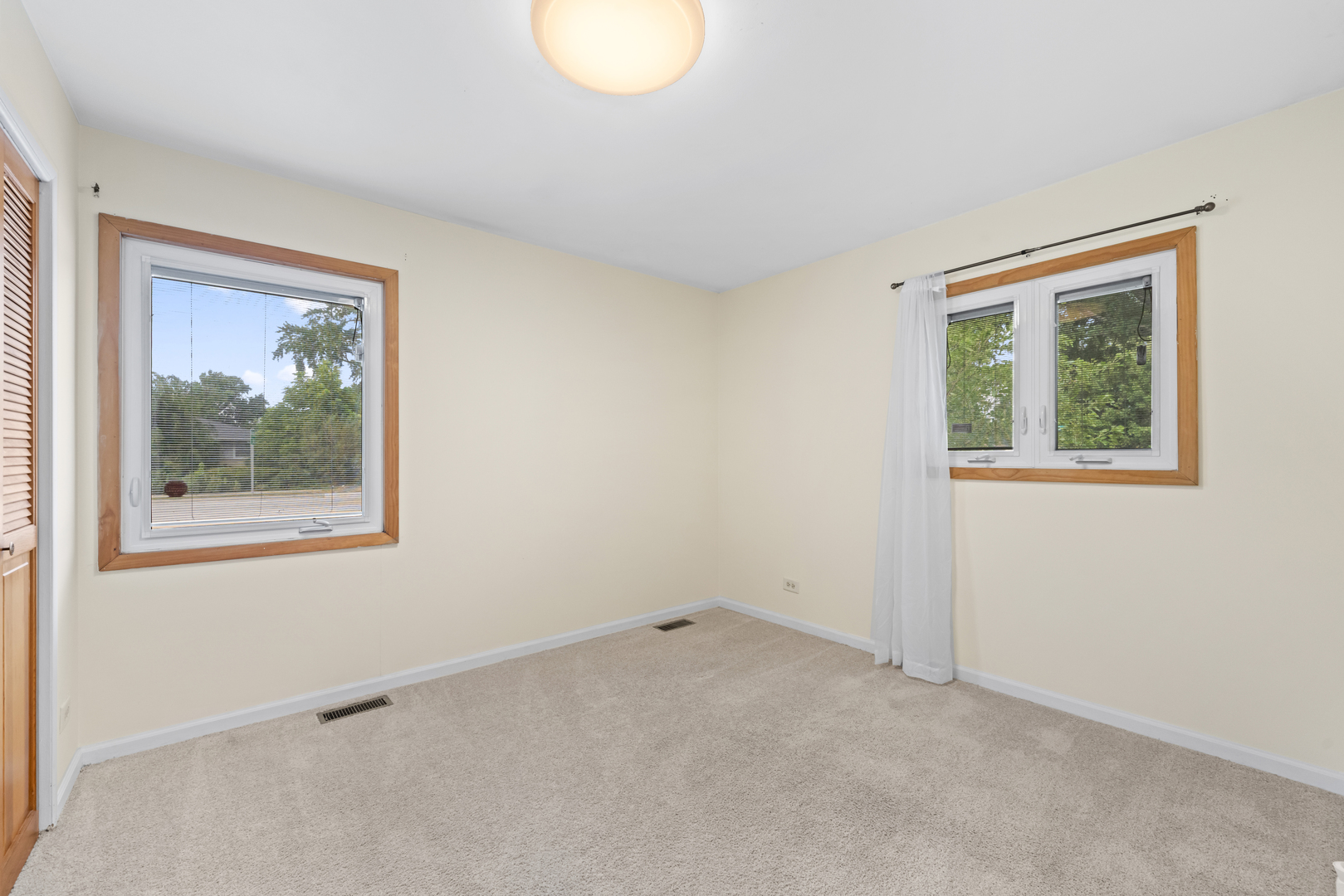 109 Landmeier Road Property Photo 9